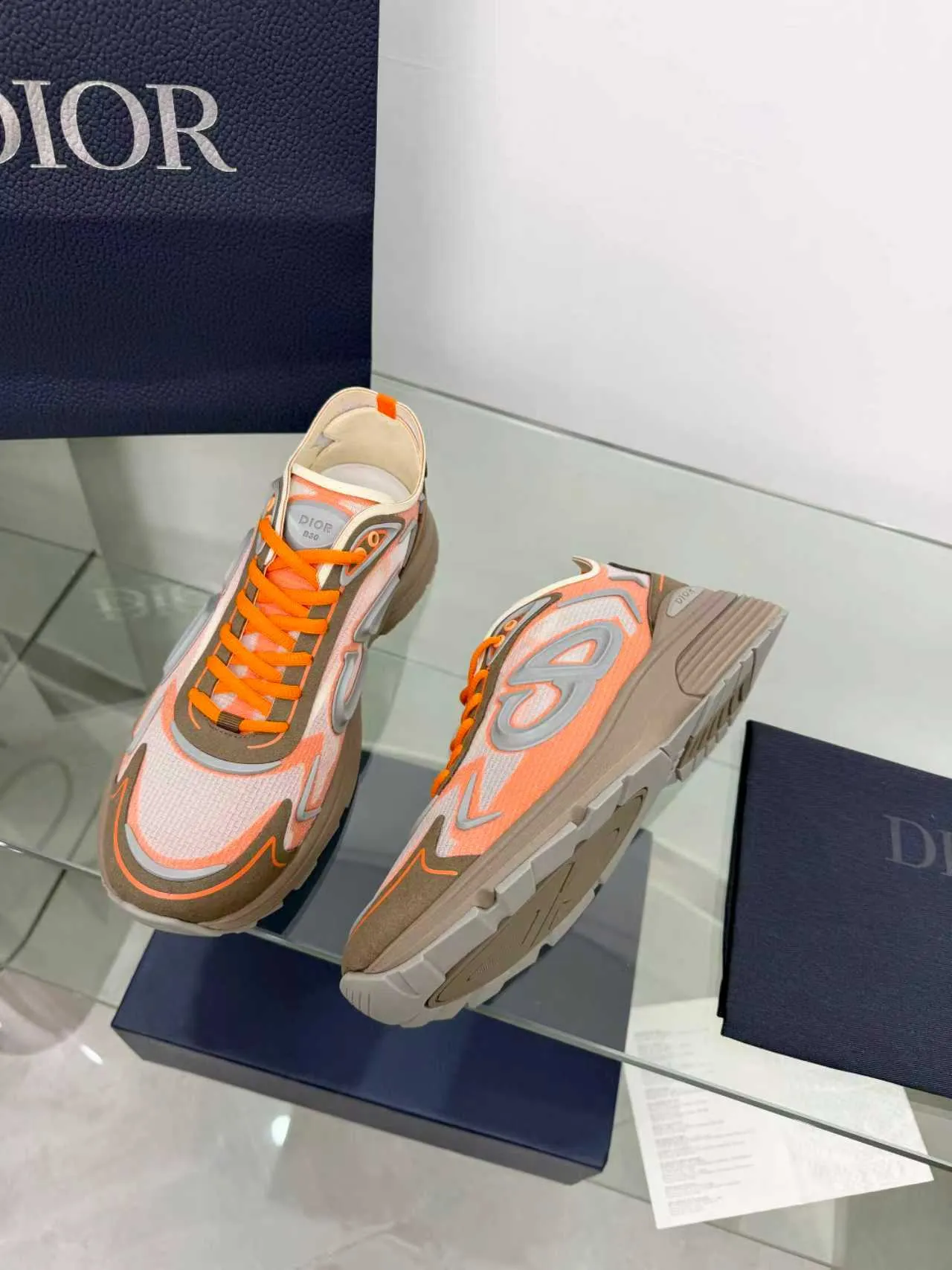 Men's men's shoes P560! DIOR#B30 COUNTDOWN TECH shoes 1. Inspired by lighter running shoes this season 2. Made of multi-layer transparent nylon upper, full of futuristic feel 3. CD30 rubber logo on the tongue/heel to highlight the brand style 4. Equipped with ultra-light foam midsole for the ultimate comfortable wearing experience 5. The entire series uses WELDED (seamless bonding) technology to ensure durability and lightness 6. Full-size dopamine color matching, perfect choice for couples shoes😜